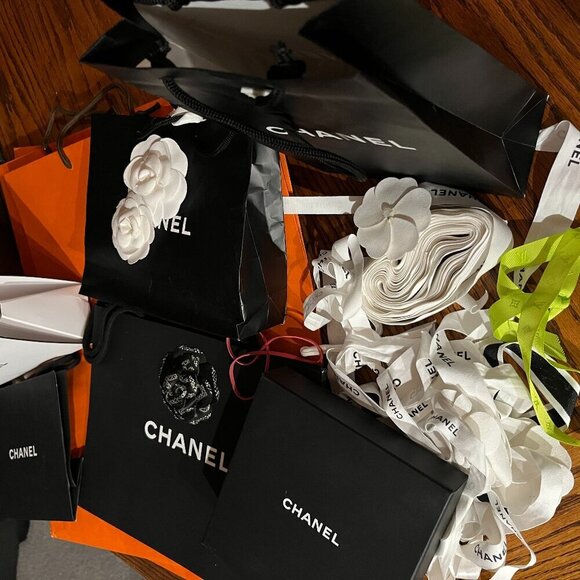 HERMES CHANEL LOUIS VUITTON Bags Boxes Camillas Ribbon  - Luxury Designer Decor - Picture 2 of 8